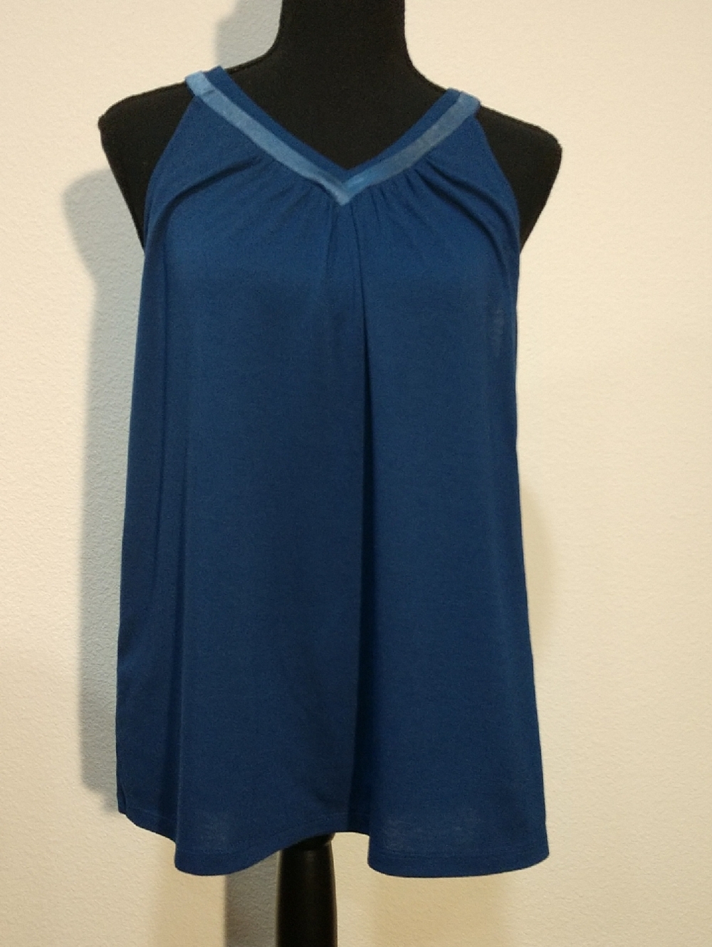 Women's Blue Sleeveless V-Neck Tank Top